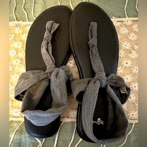 Sanuk flip flops size 7